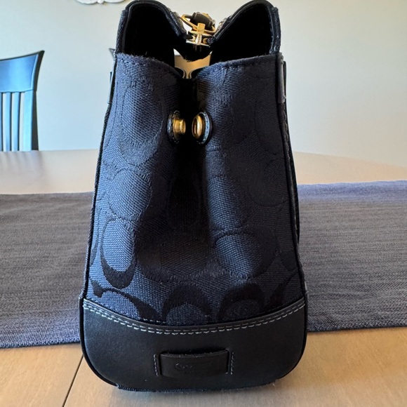 Coach Hamptons Signature Bag - Picture 5 of 8